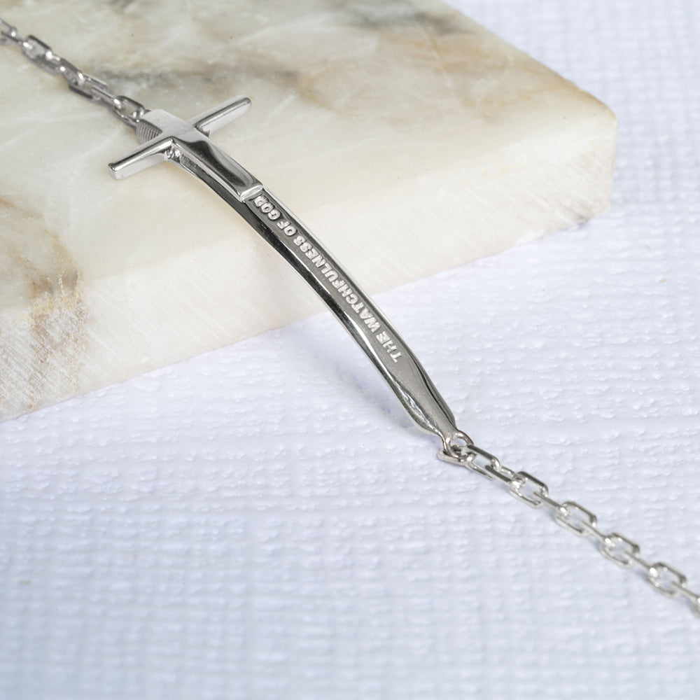 Pulseira Cristã Espada de Dois Gumes Masculino em Prata de Lei em cima de pedaço de marmore e fundo branco texturizado